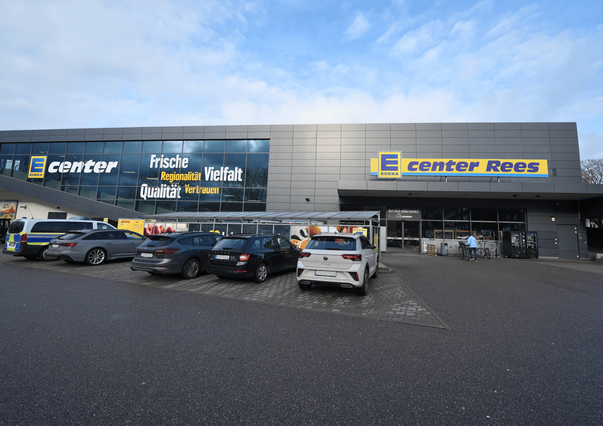 EDEKA Rees Center Freiburg vorne